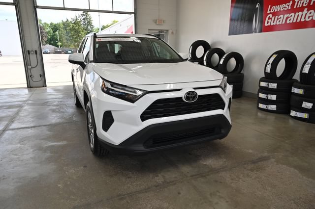Used 2022 Toyota RAV4 XLE AWD/4WD image 3