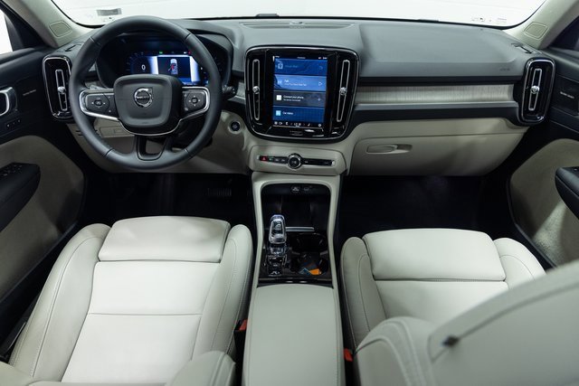 Used 2024 Volvo XC40 B5 Ultimate w/ Protection Package Premier image 27