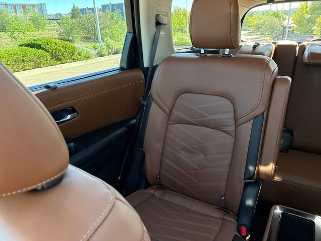 Used 2025 Nissan Pathfinder Platinum AWD/4WD image 17