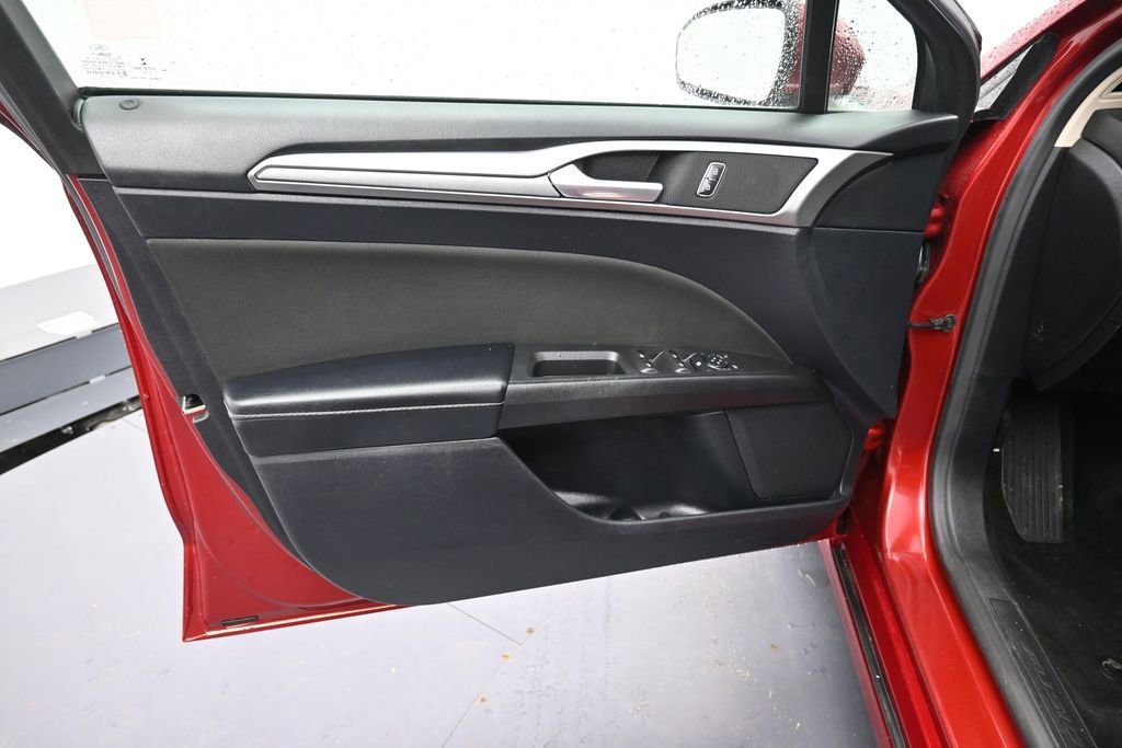 Used 2019 Ford Fusion SE FWD image 9
