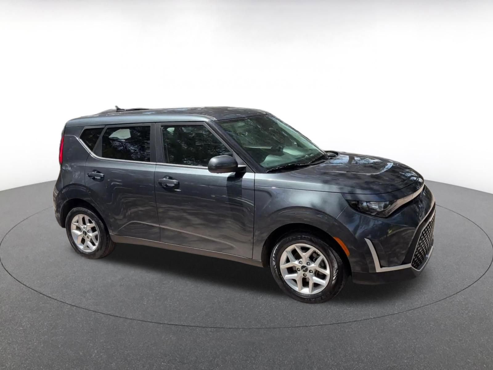 Used 2025 Kia Soul LX w/ LX Technology Package FWD image 2