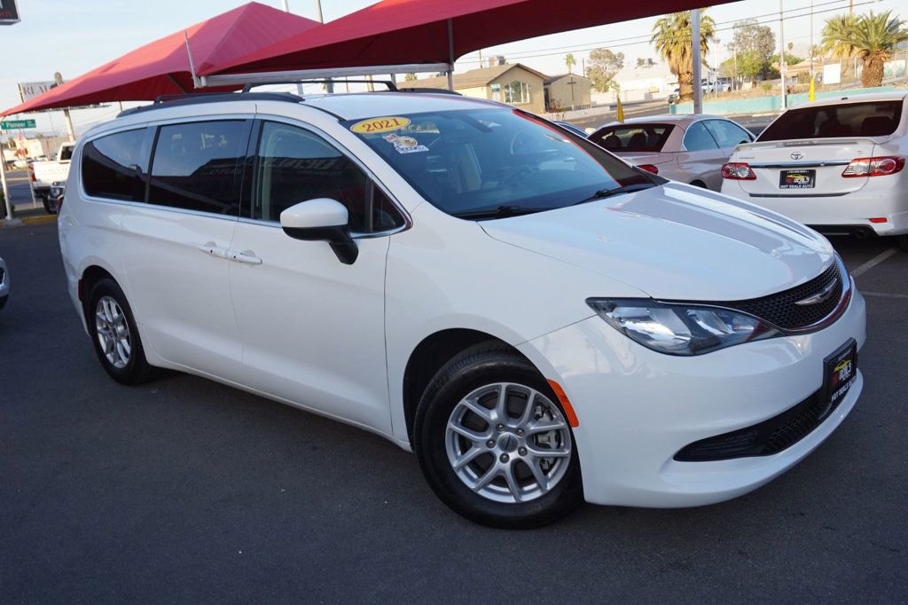 Used 2021 Chrysler Voyager Lxi image 2