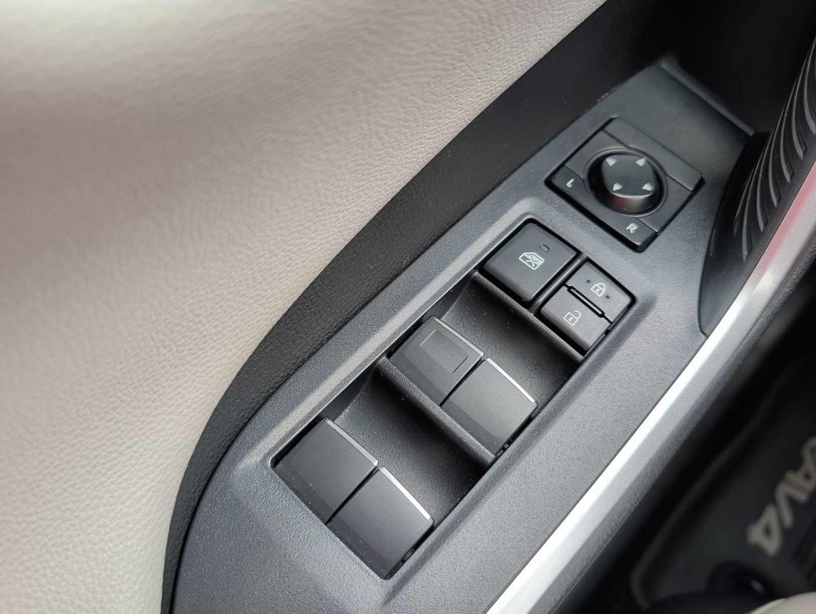 Used 2020 Toyota RAV4 Limited image 15