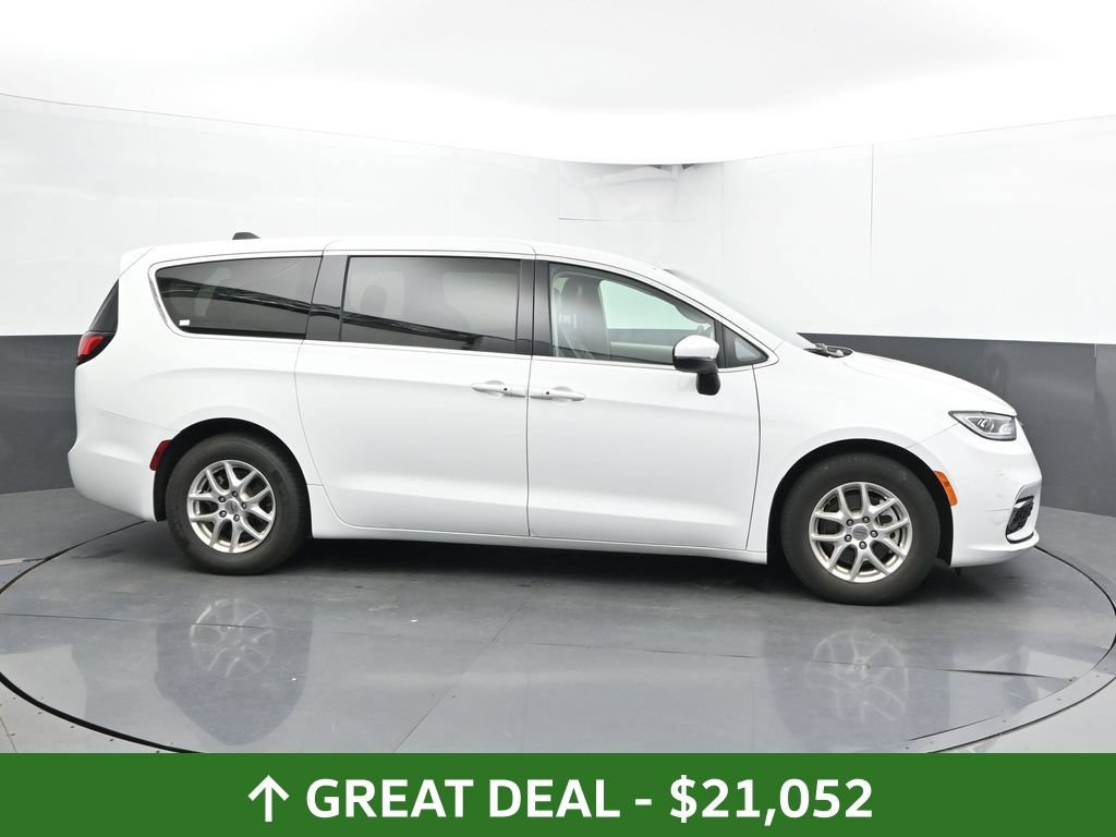 Used 2023 Chrysler Pacifica Touring-L FWD image 5