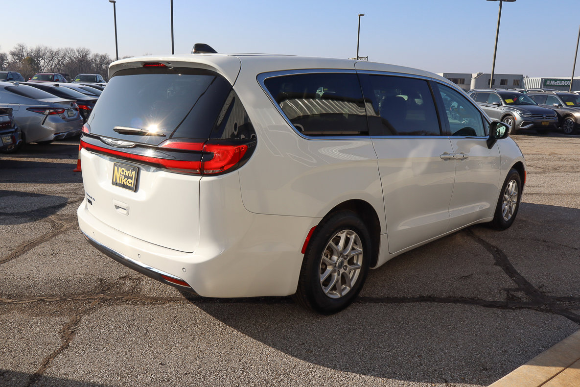 Used 2023 Chrysler Pacifica Touring-L image 4