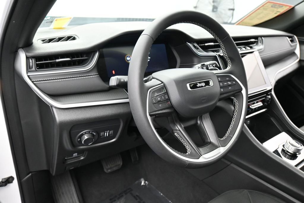 Used 2025 Jeep Grand Cherokee Laredo X RWD image 15