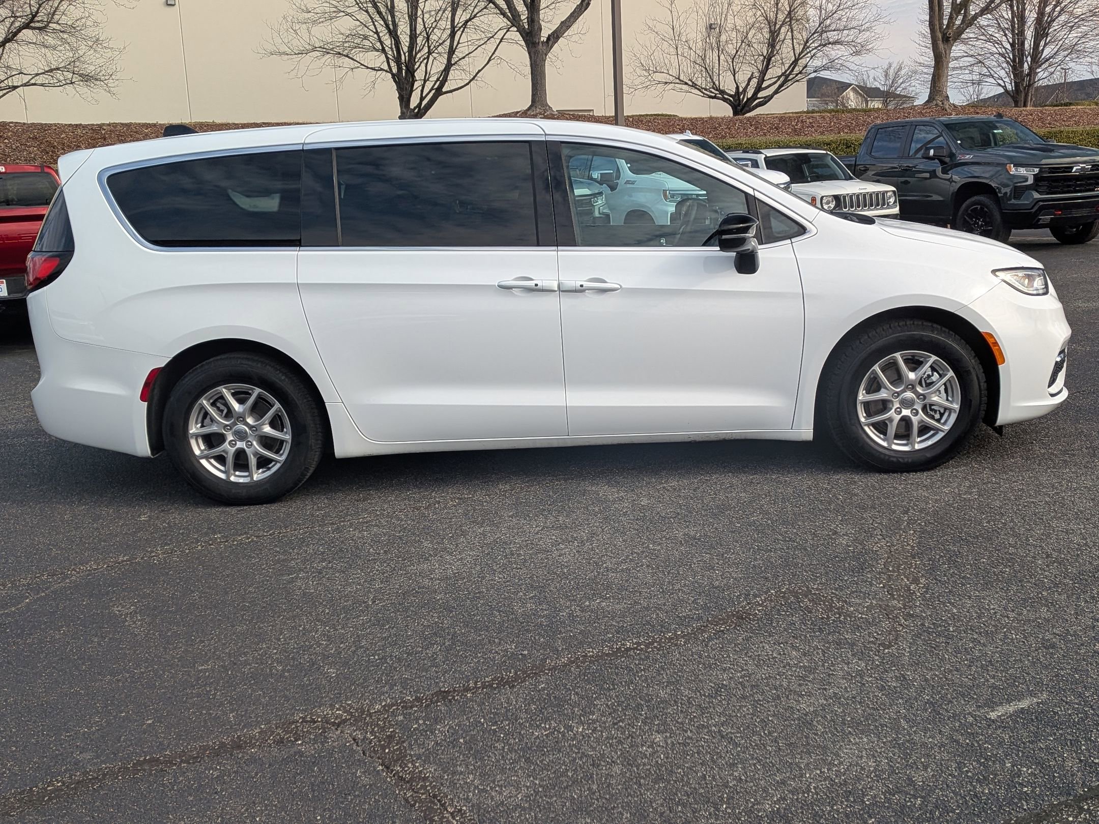 Used 2025 Chrysler Pacifica Select image 10