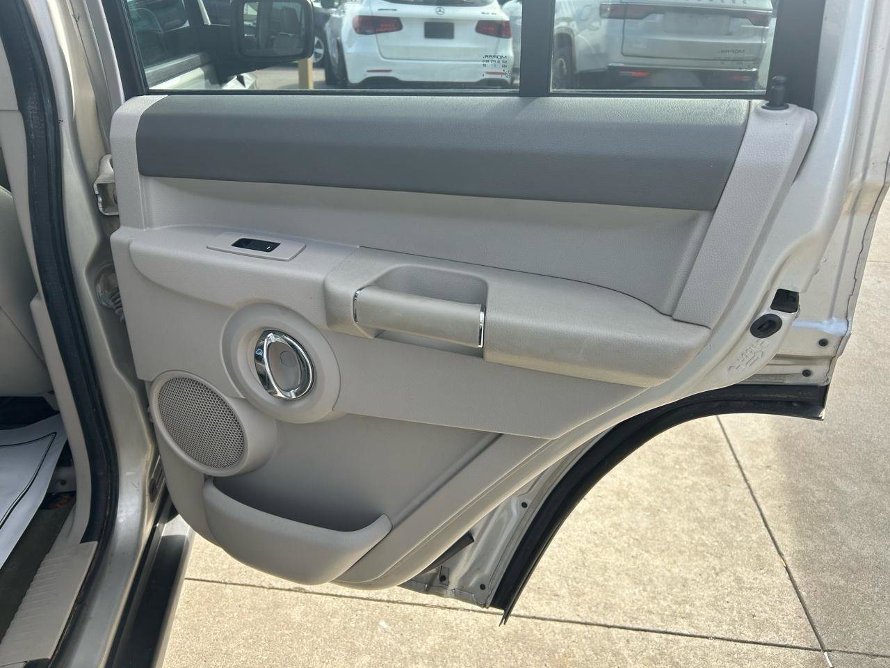 Used 2008 Jeep Commander Limited image 16