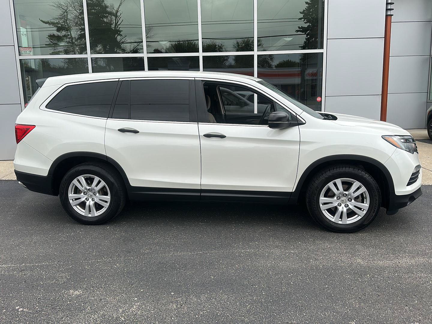 Used 2016 Honda Pilot LX image 2