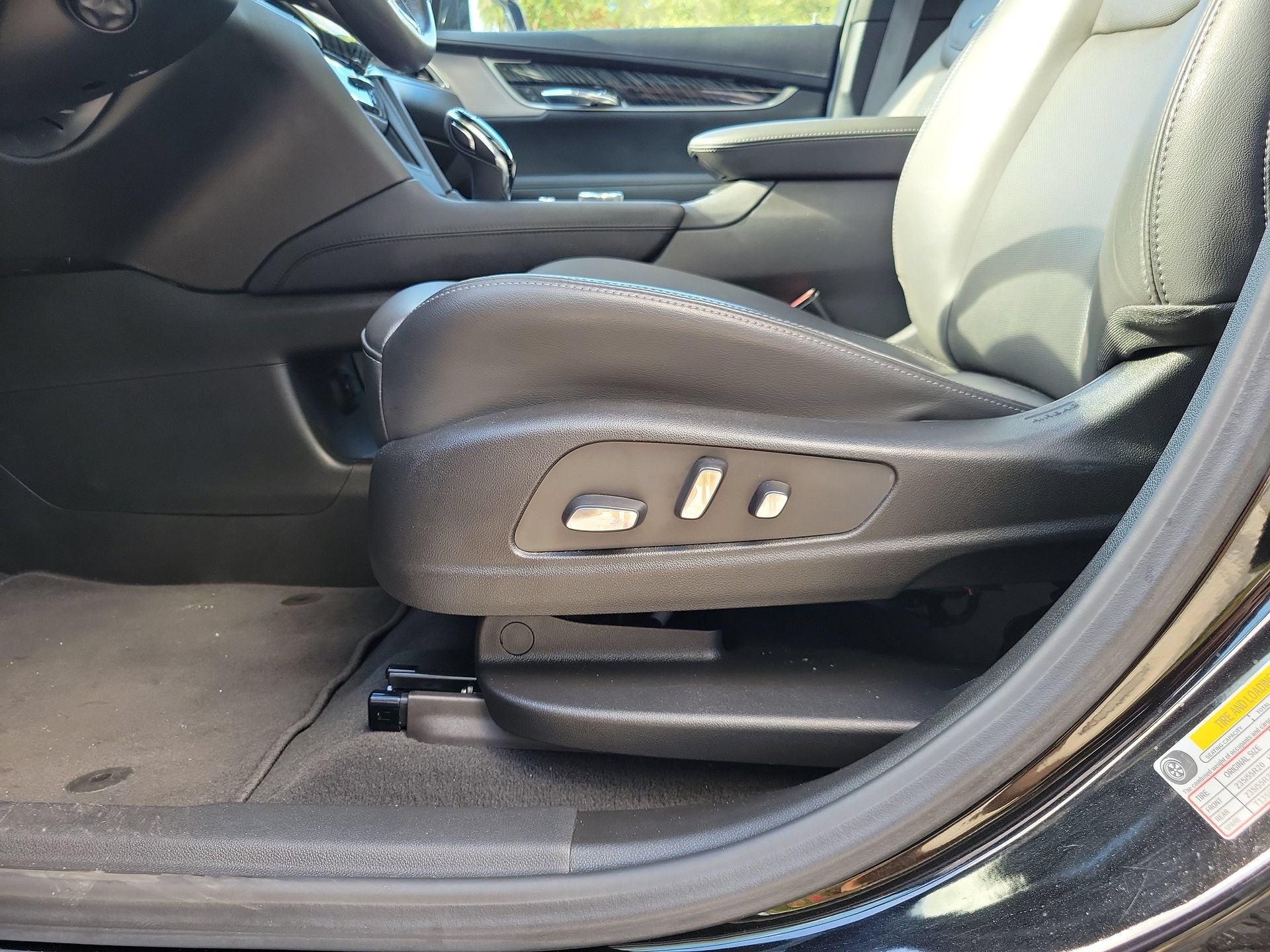 Used 2024 Cadillac XT6 Premium Luxury FWD image 31