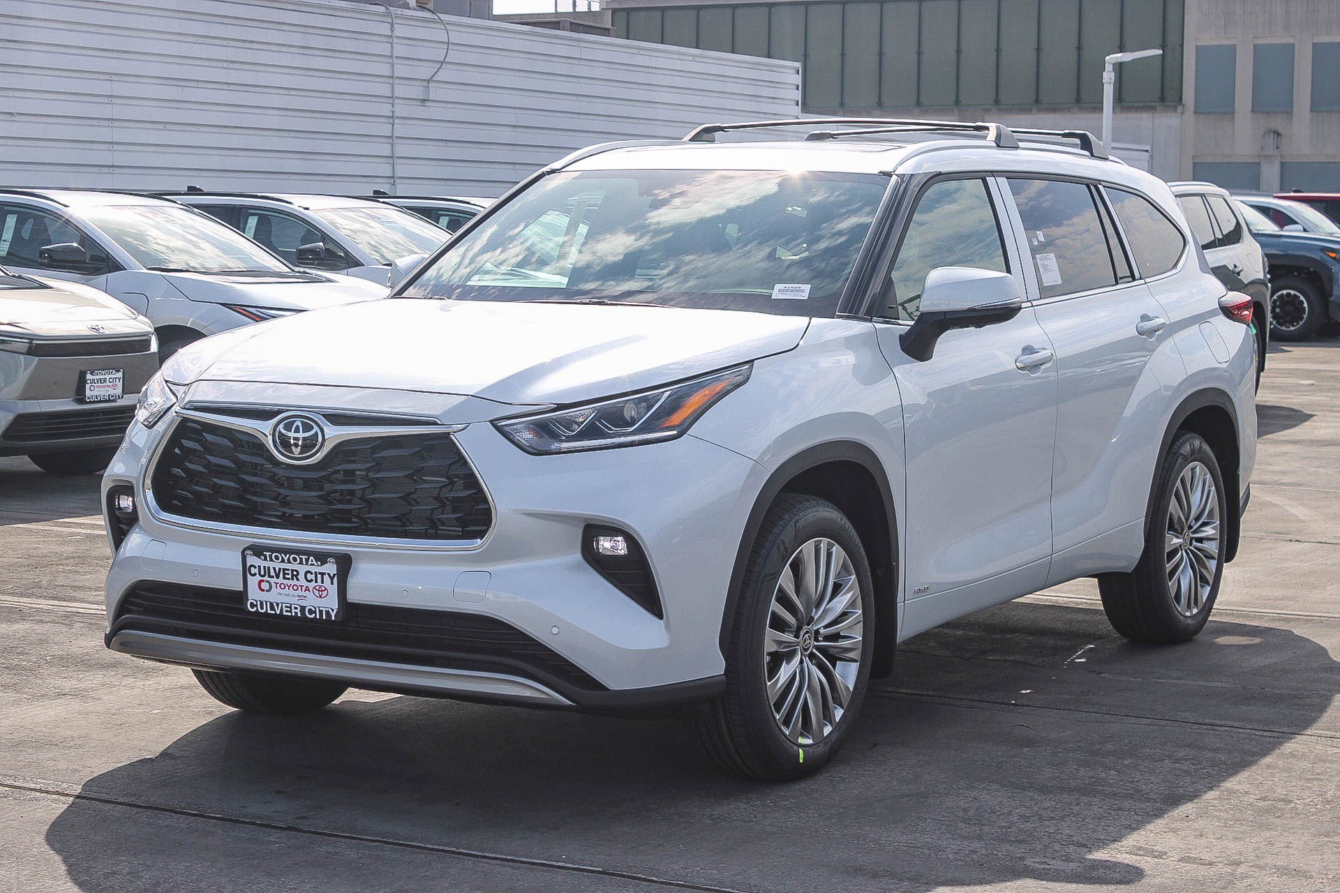 New 2026 Toyota Highlander Platinum image 3
