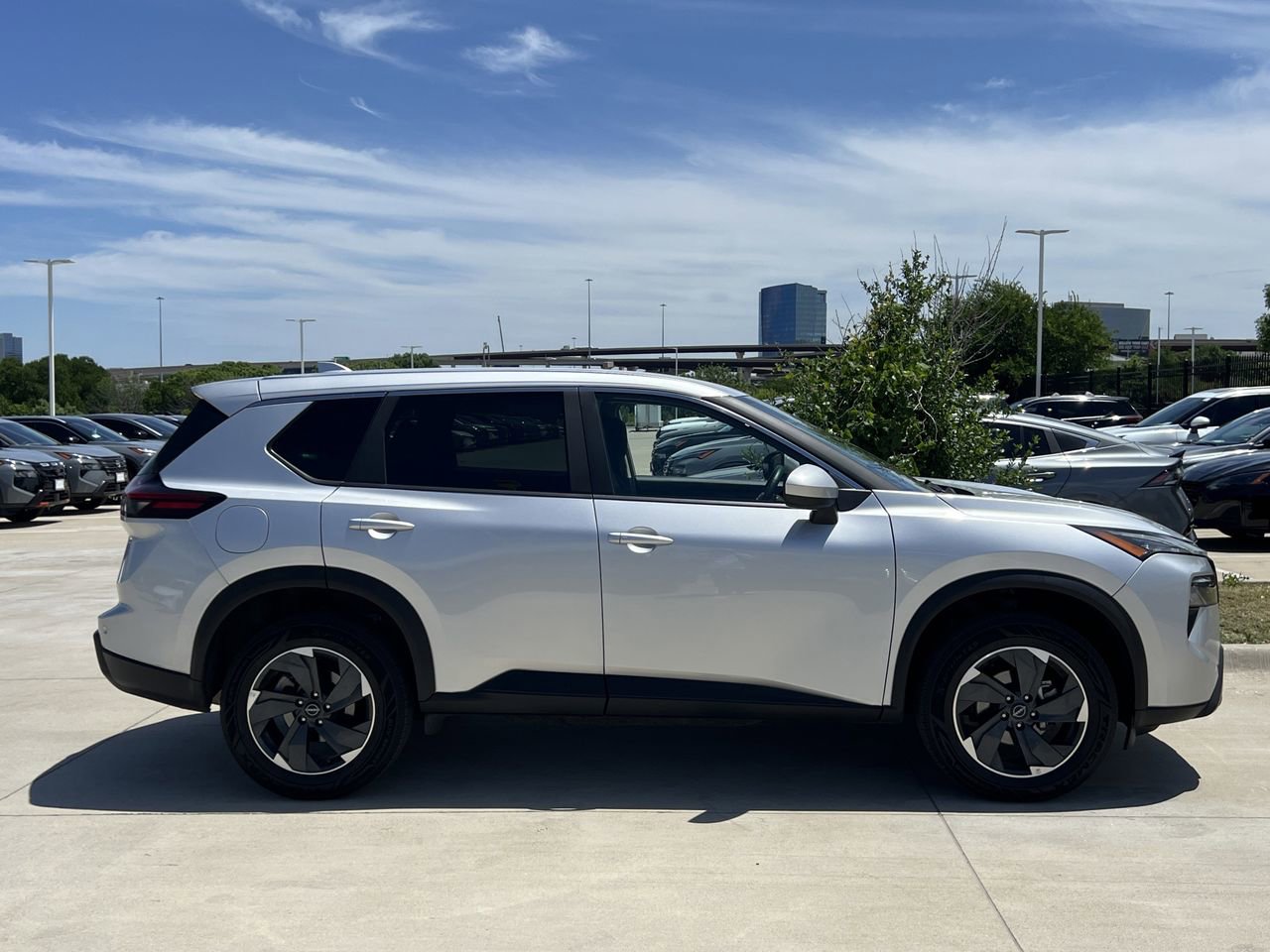 Used 2025 Nissan Rogue SV AWD/4WD image 3