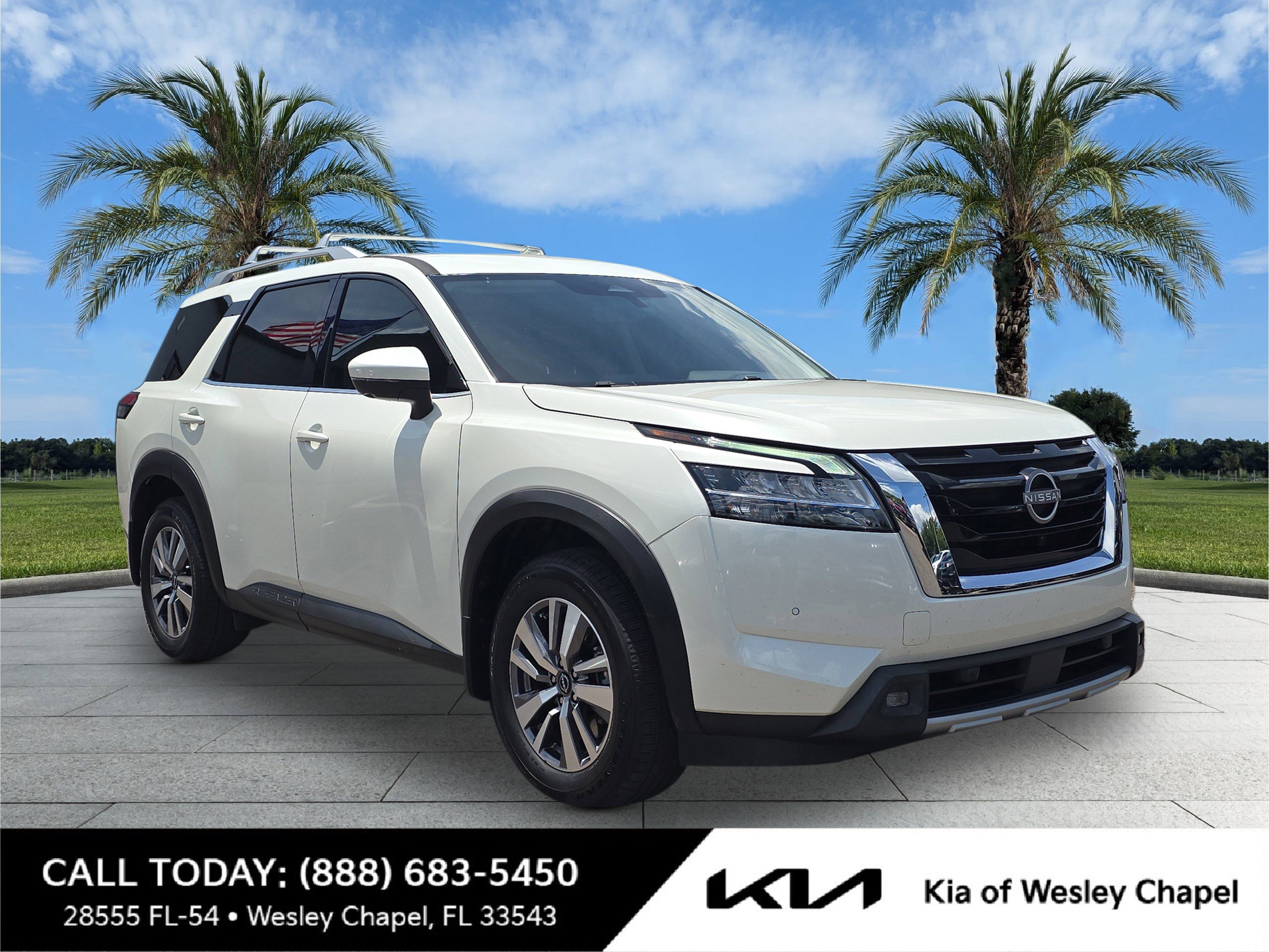 Used 2022 Nissan Pathfinder SL FWD image 1
