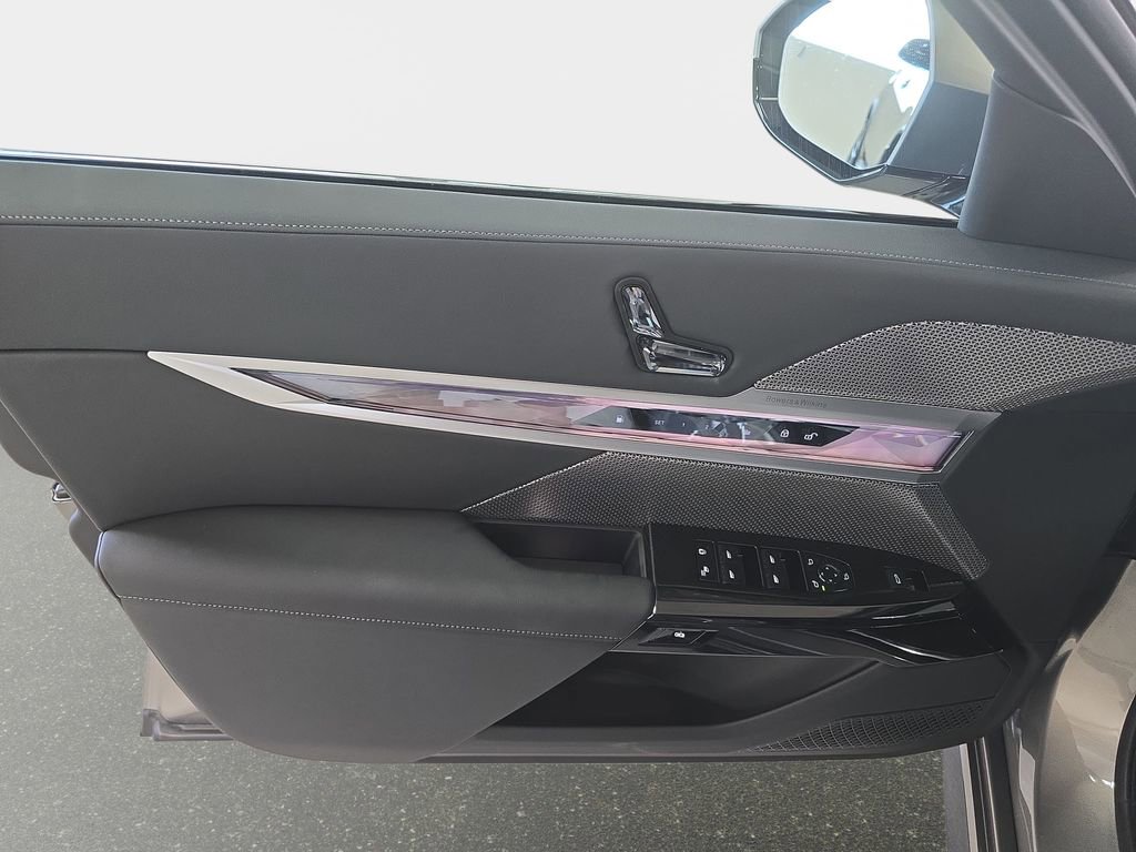 New 2026 BMW 750e xDrive w/ Premium Package image 21