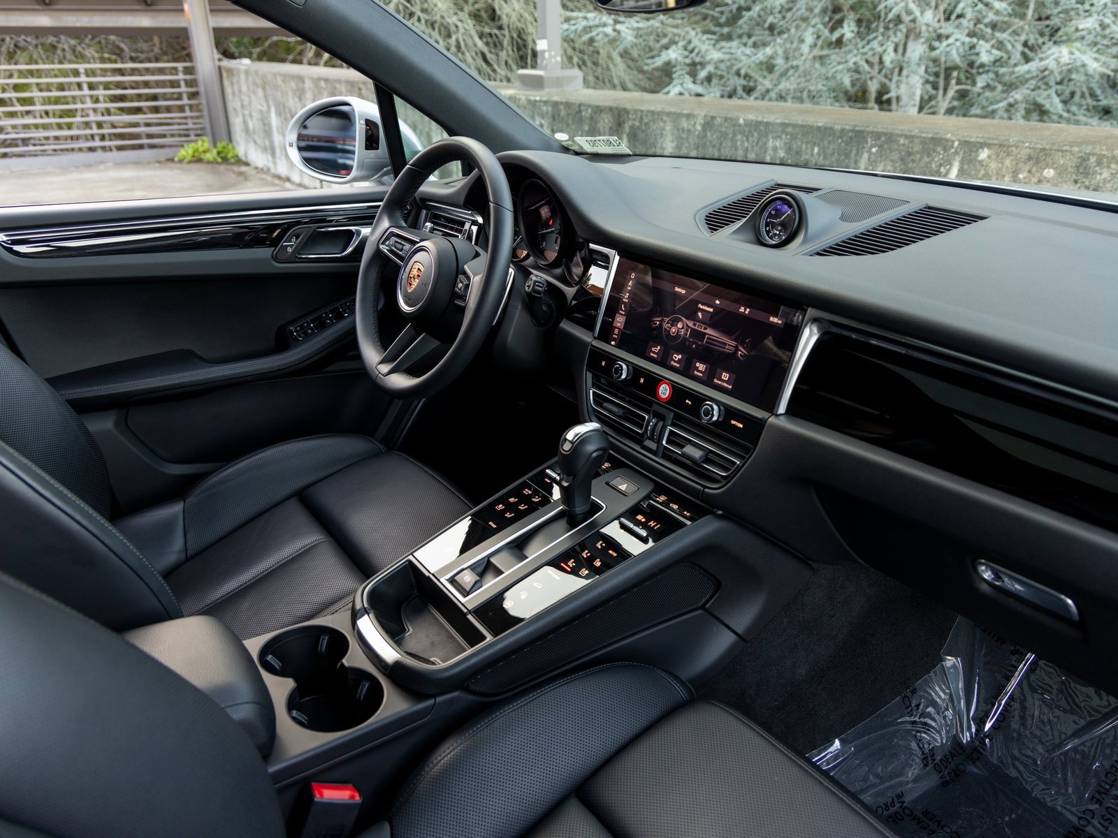 Certified 2025 Porsche Macan image 4