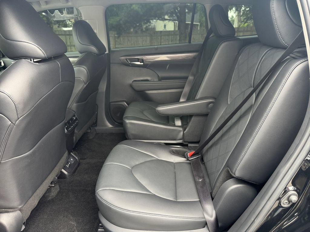 Used 2025 Toyota Highlander Platinum AWD/4WD image 19