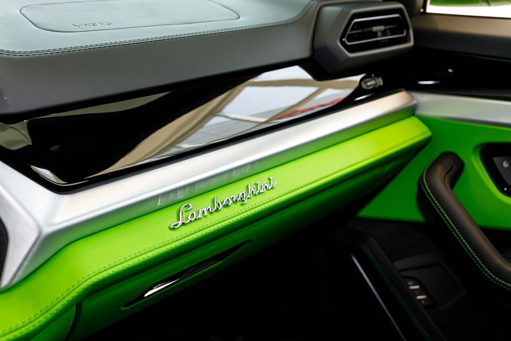 Used 2025 Lamborghini Urus SE image 41