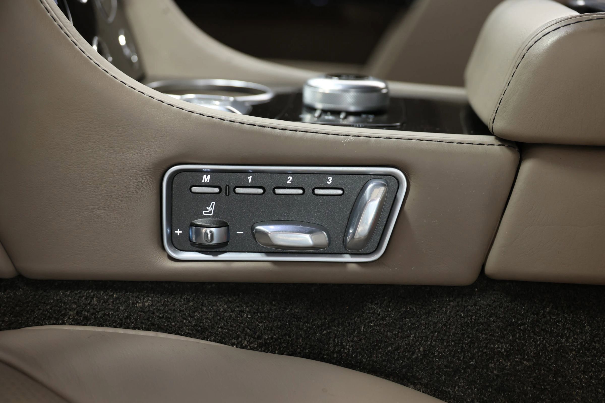 Used 2017 Aston Martin Rapide S image 13