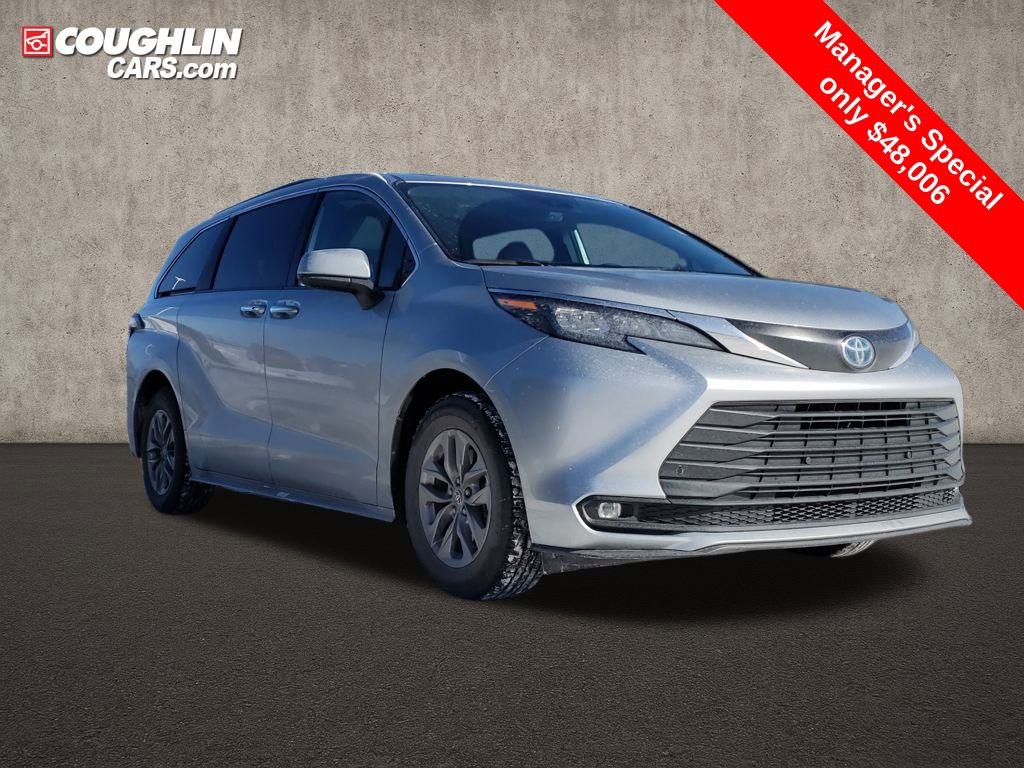 Used 2025 Toyota Sienna XLE image 7