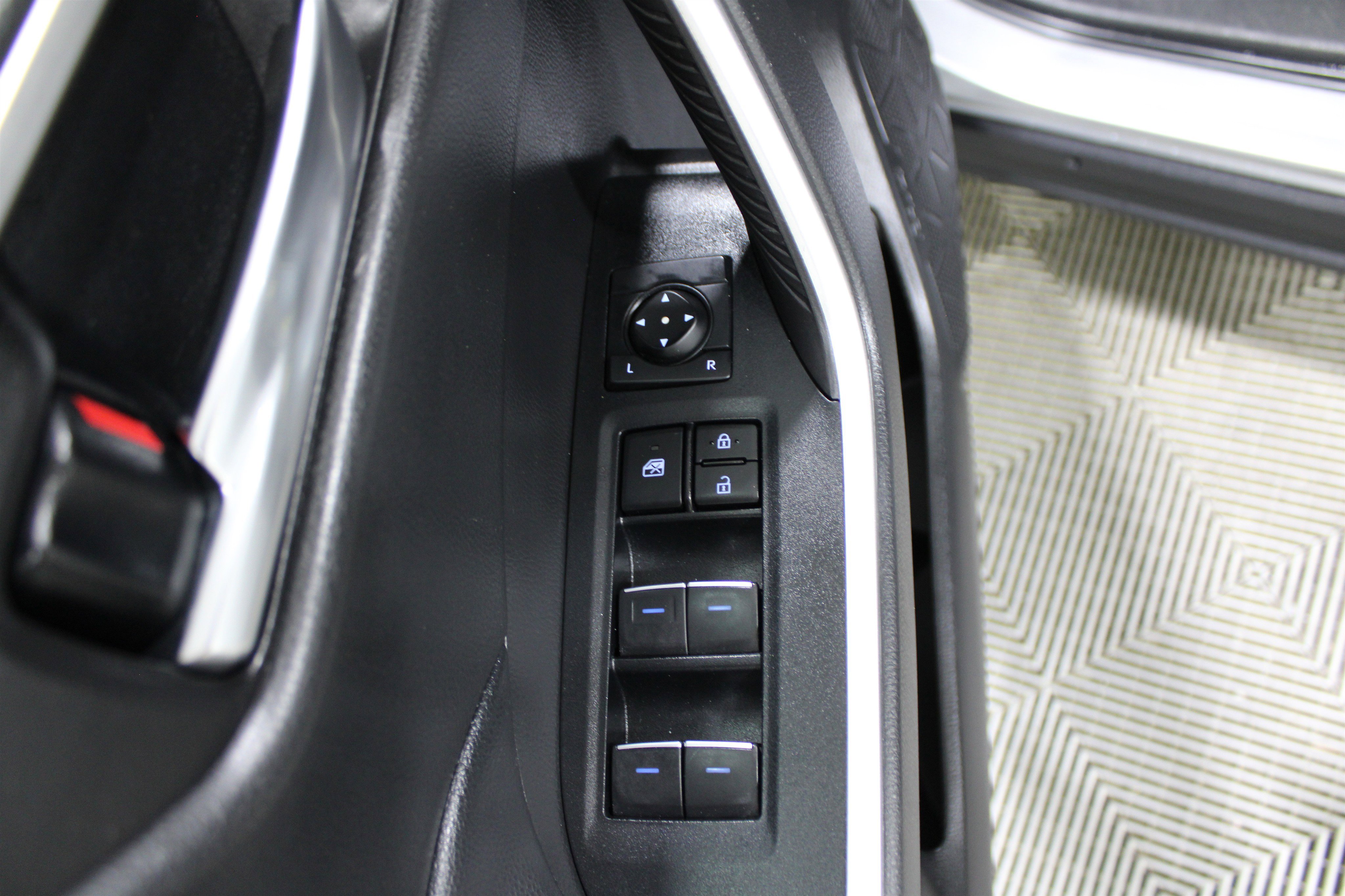 Used 2022 Toyota RAV4 XLE image 7