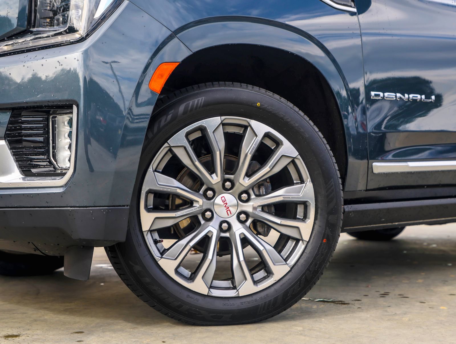 Used 2021 GMC Yukon Denali w/ Denali Premium Package RWD image 2