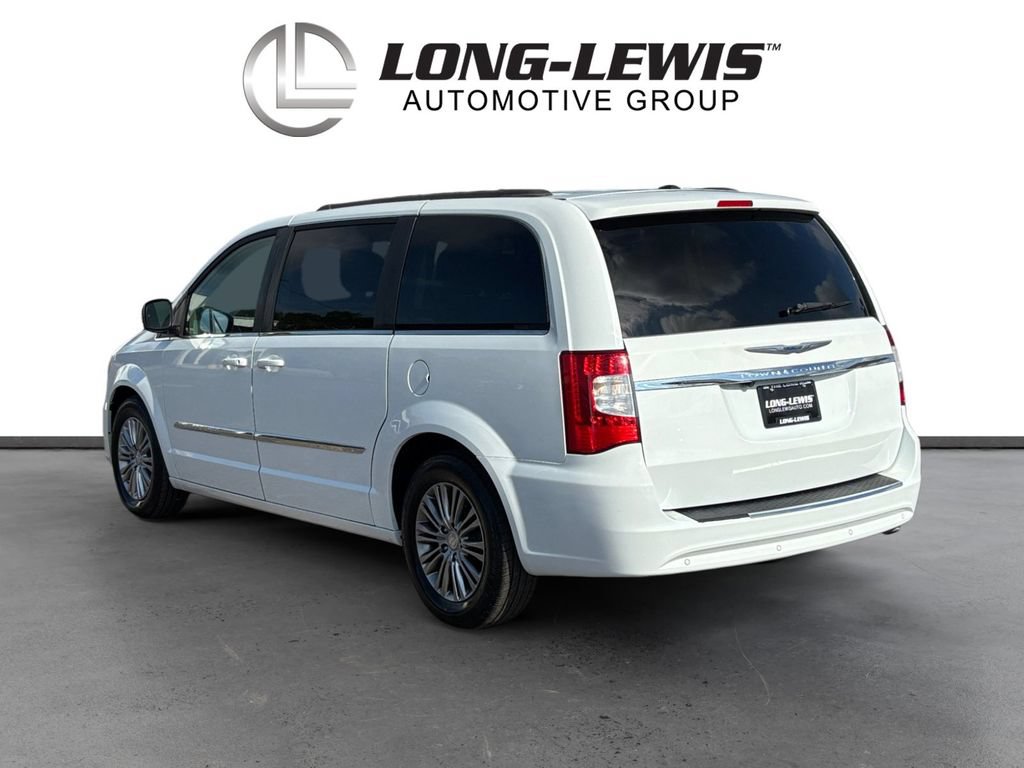 Used 2014 Chrysler Town & Country Touring-L FWD image 4