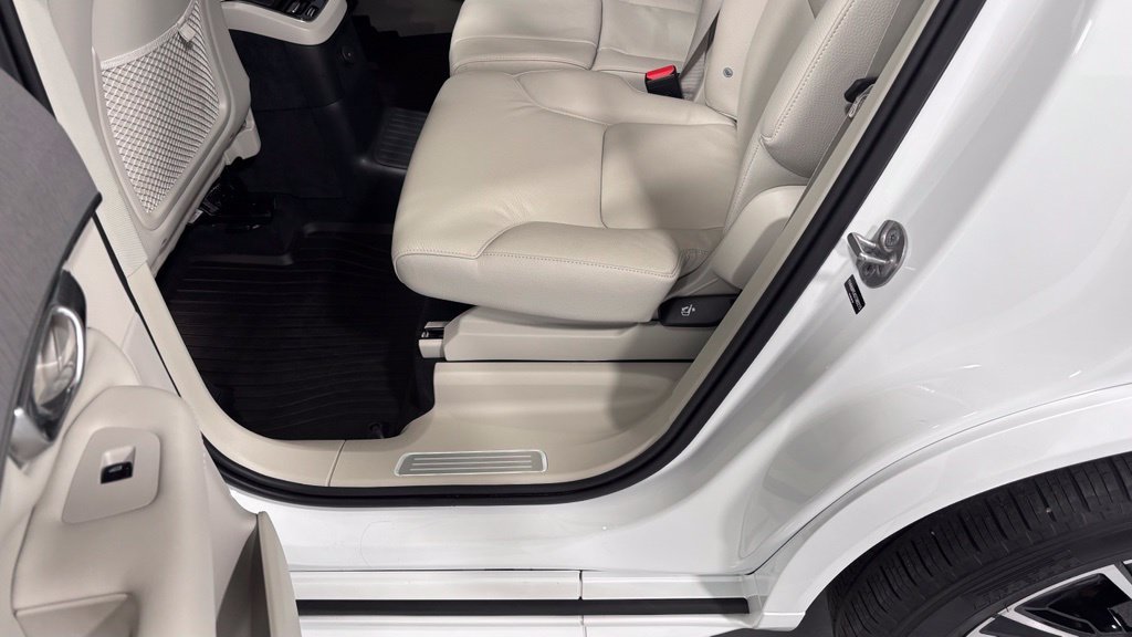 Certified 2025 Volvo XC90 T8 Plus w/ Protection Package Premier AWD/4WD image 21