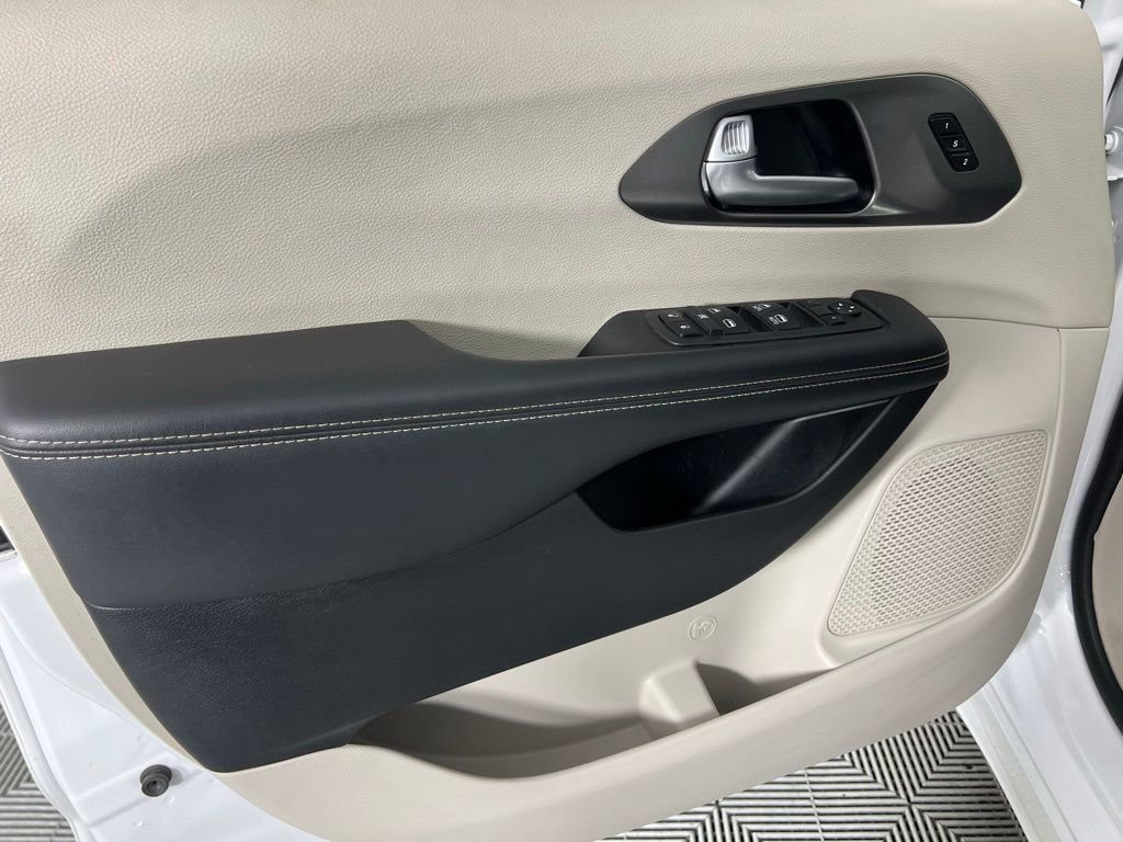 Used 2024 Chrysler Pacifica Touring-L image 26