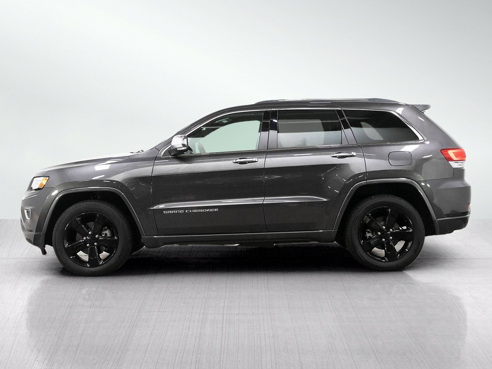 Used 2015 Jeep Grand Cherokee Overland w/ Advanced Technology Group AWD/4WD image 2
