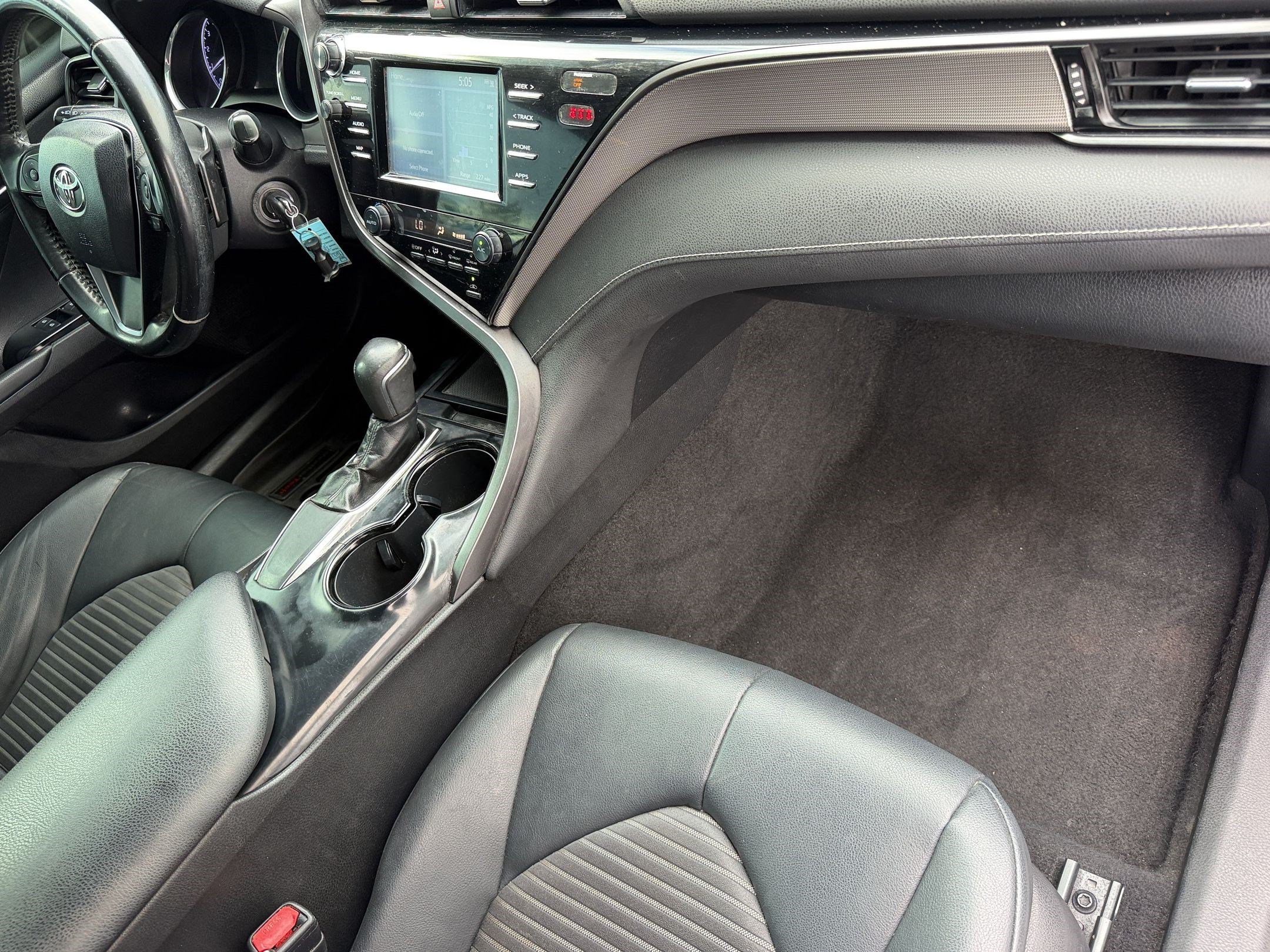 Used 2019 Toyota Camry SE FWD image 35