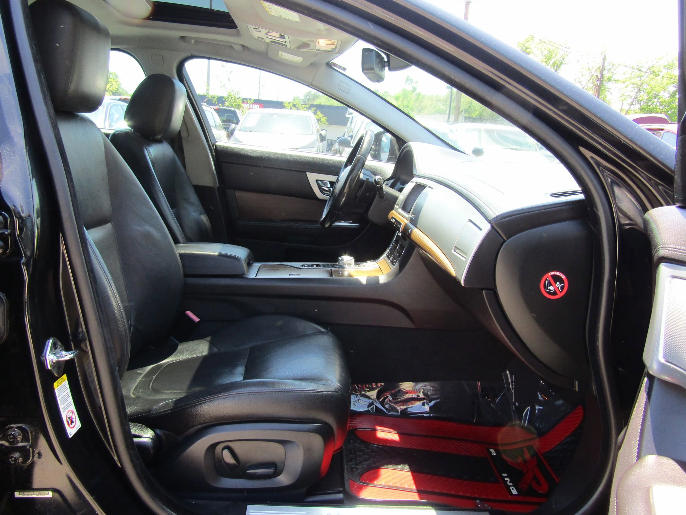 Used 2014 Jaguar XF RWD image 8