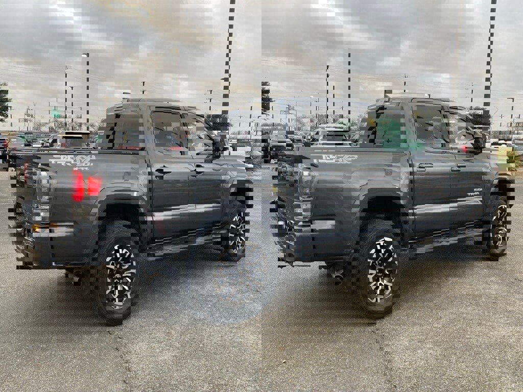 Used 2022 Toyota Tacoma TRD Sport w/ Technology Package image 5