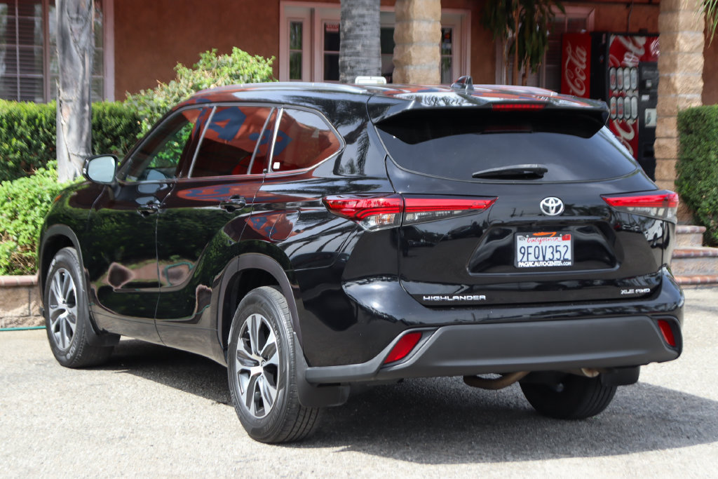 Used 2021 Toyota Highlander XLE AWD/4WD image 6