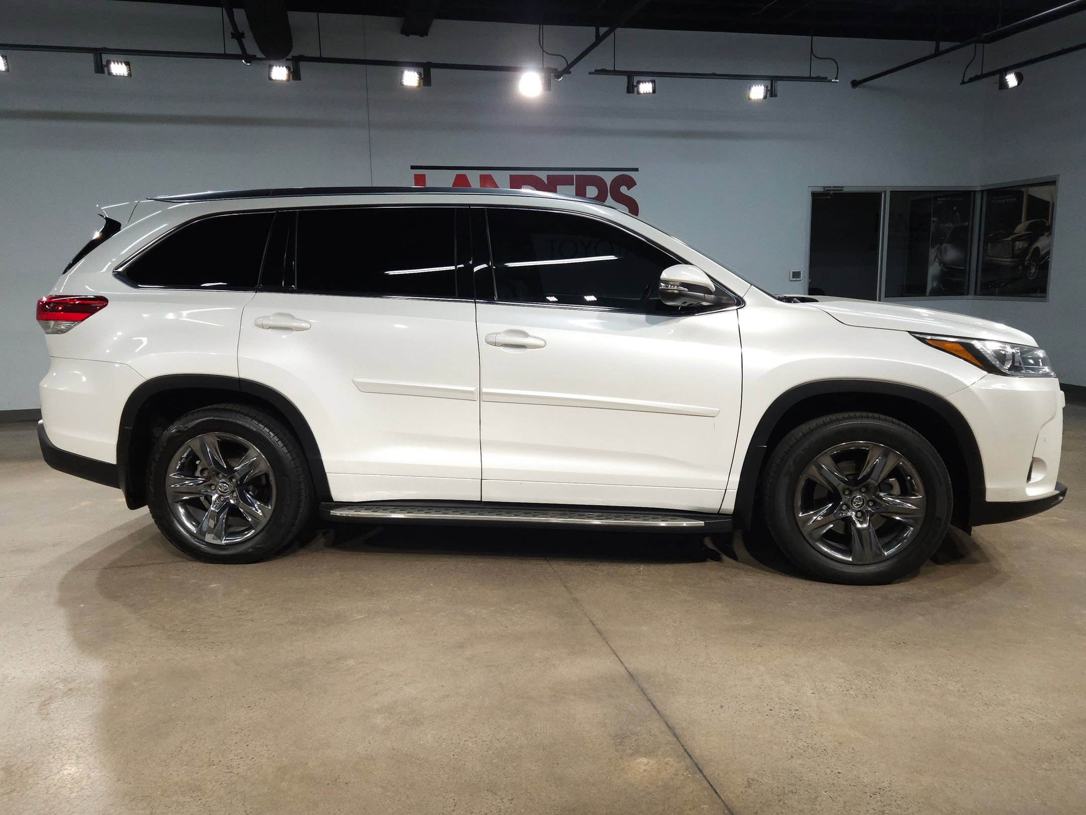 Used 2017 Toyota Highlander Limited Platinum image 8