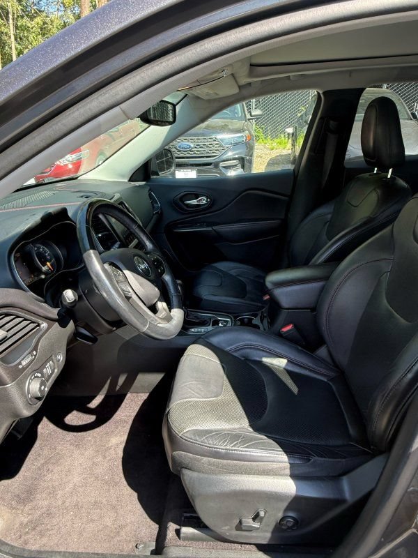 Used 2019 Jeep Cherokee Trailhawk AWD/4WD image 15