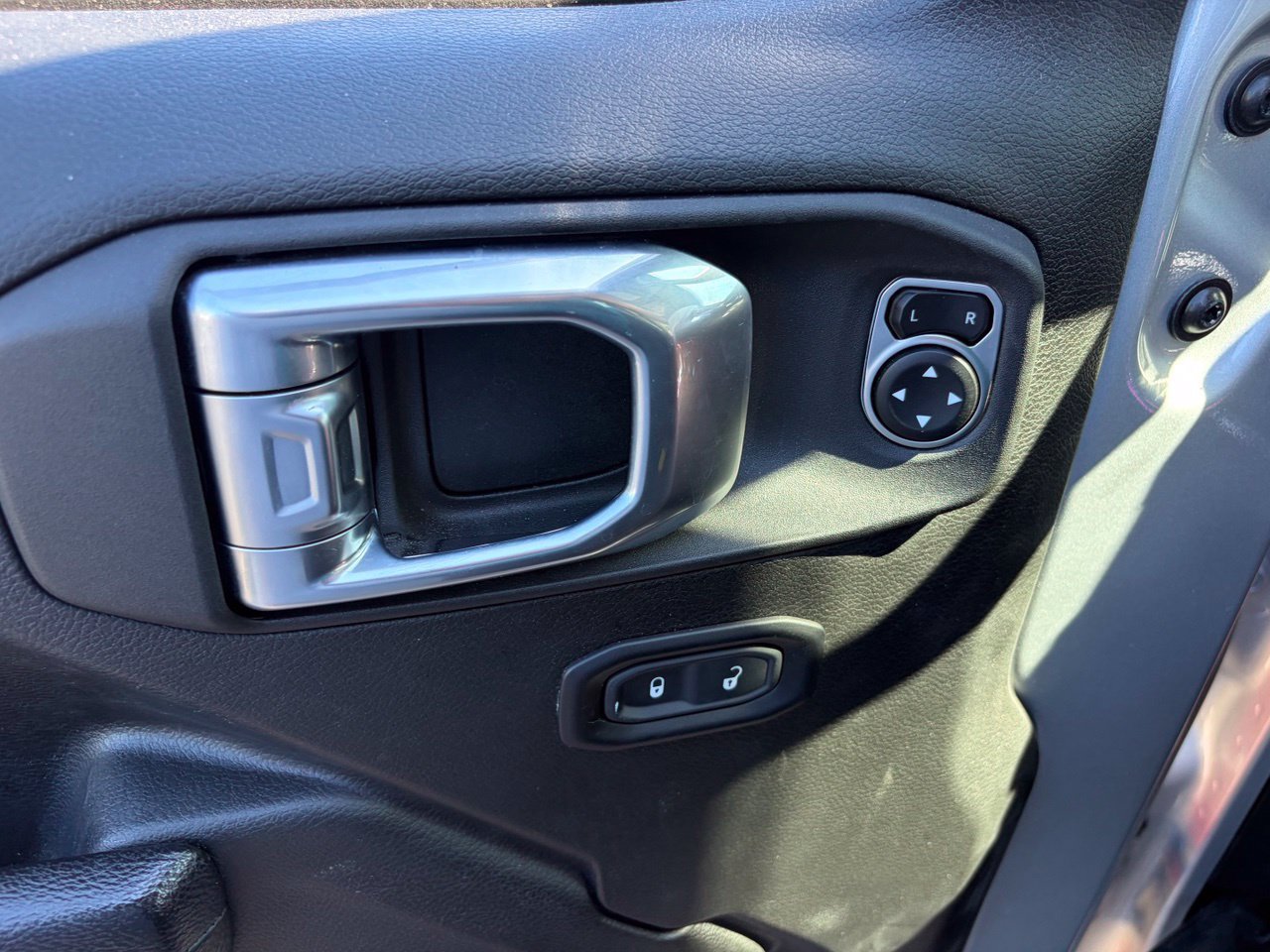 Used 2023 Jeep Wrangler Unlimited Sport AWD/4WD image 5