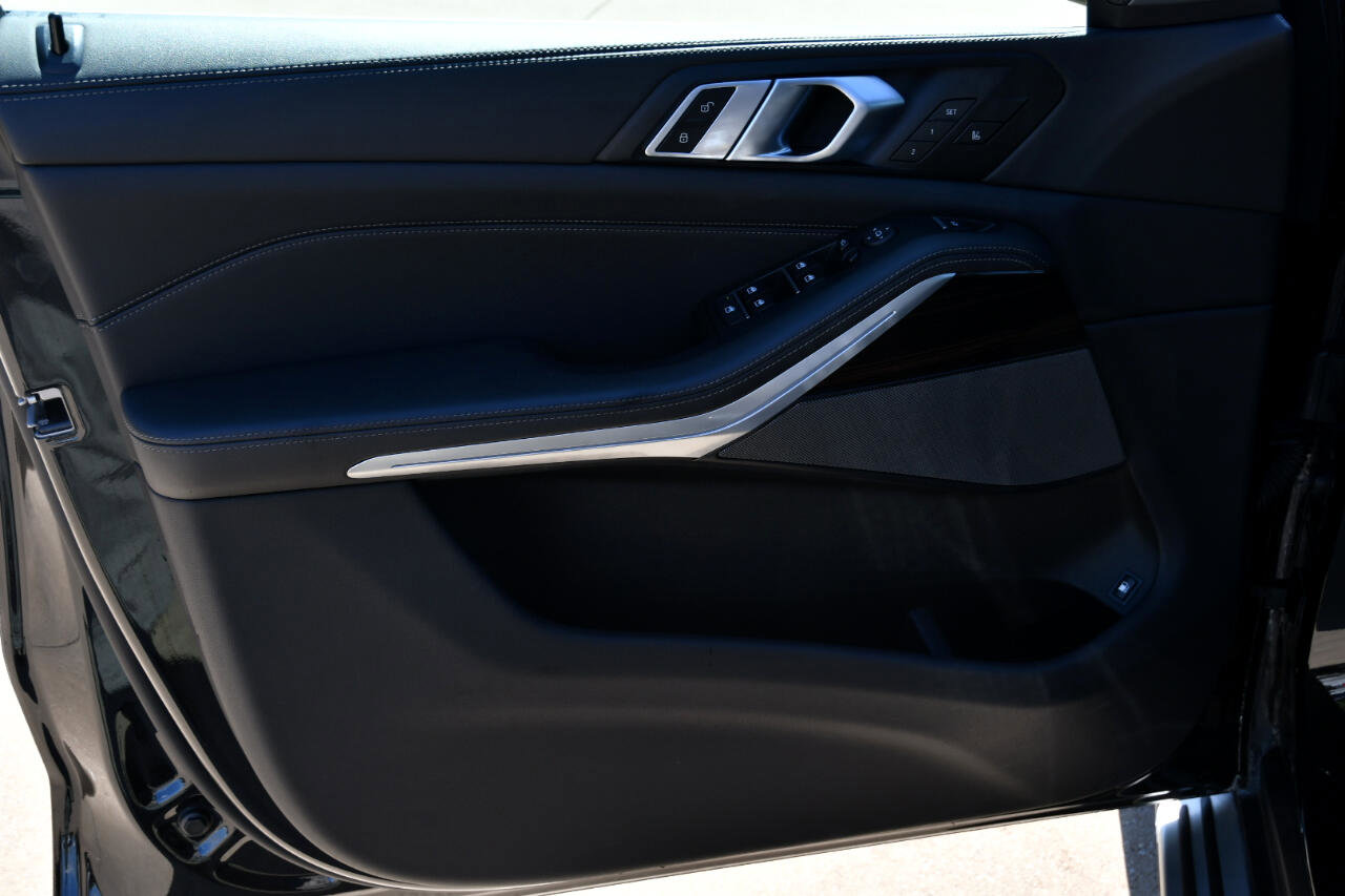 Used 2025 BMW X5 xDrive50e image 9