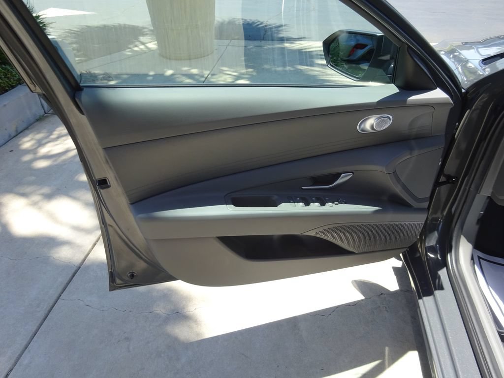 Used 2025 Hyundai Elantra Hybrid FWD image 24