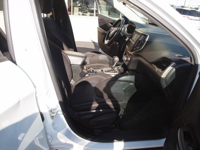 Used 2016 Jeep Cherokee Latitude w/ Cold Weather Group AWD/4WD image 6