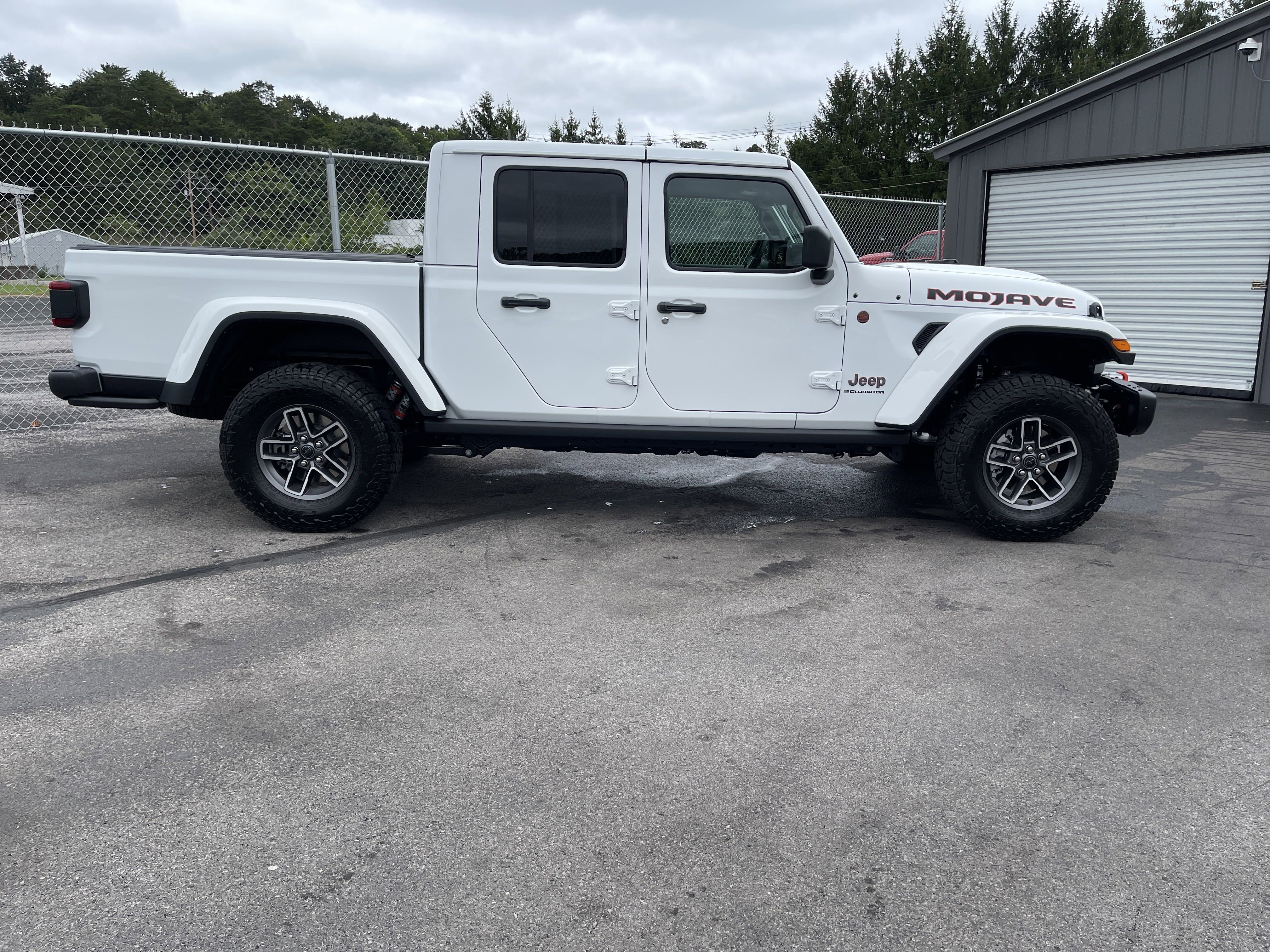 New 2025 Jeep Gladiator Mojave image 5