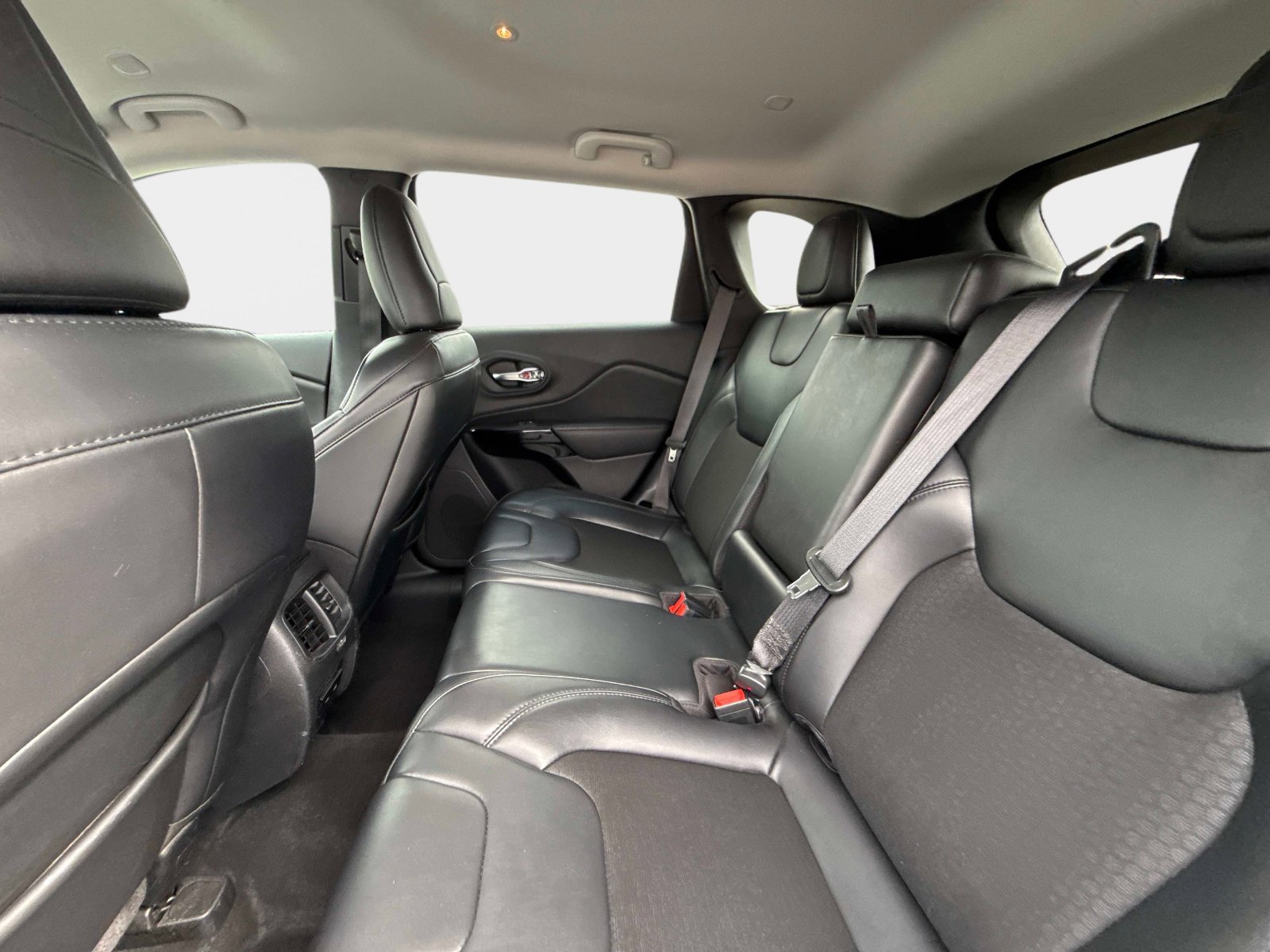 Certified 2020 Jeep Cherokee Latitude Plus w/ Cold Weather Group image 15