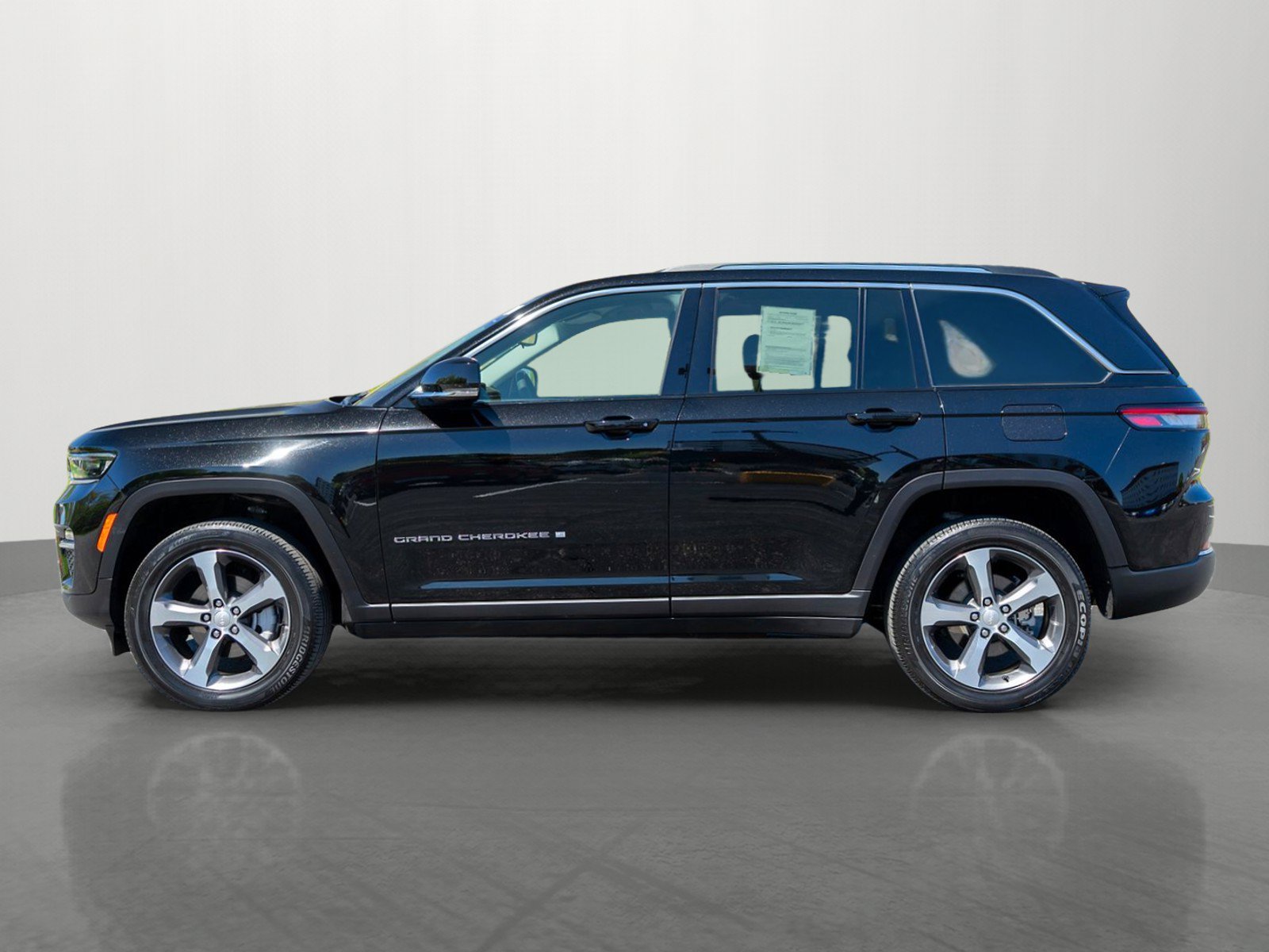 Used 2023 Jeep Grand Cherokee Limited w/ Trailer Tow Prep Group (B) AWD/4WD image 4
