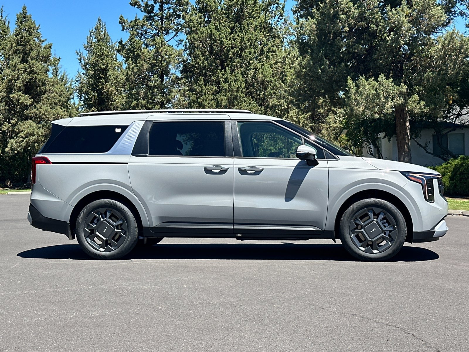New 2026 Kia Carnival EX FWD image 3