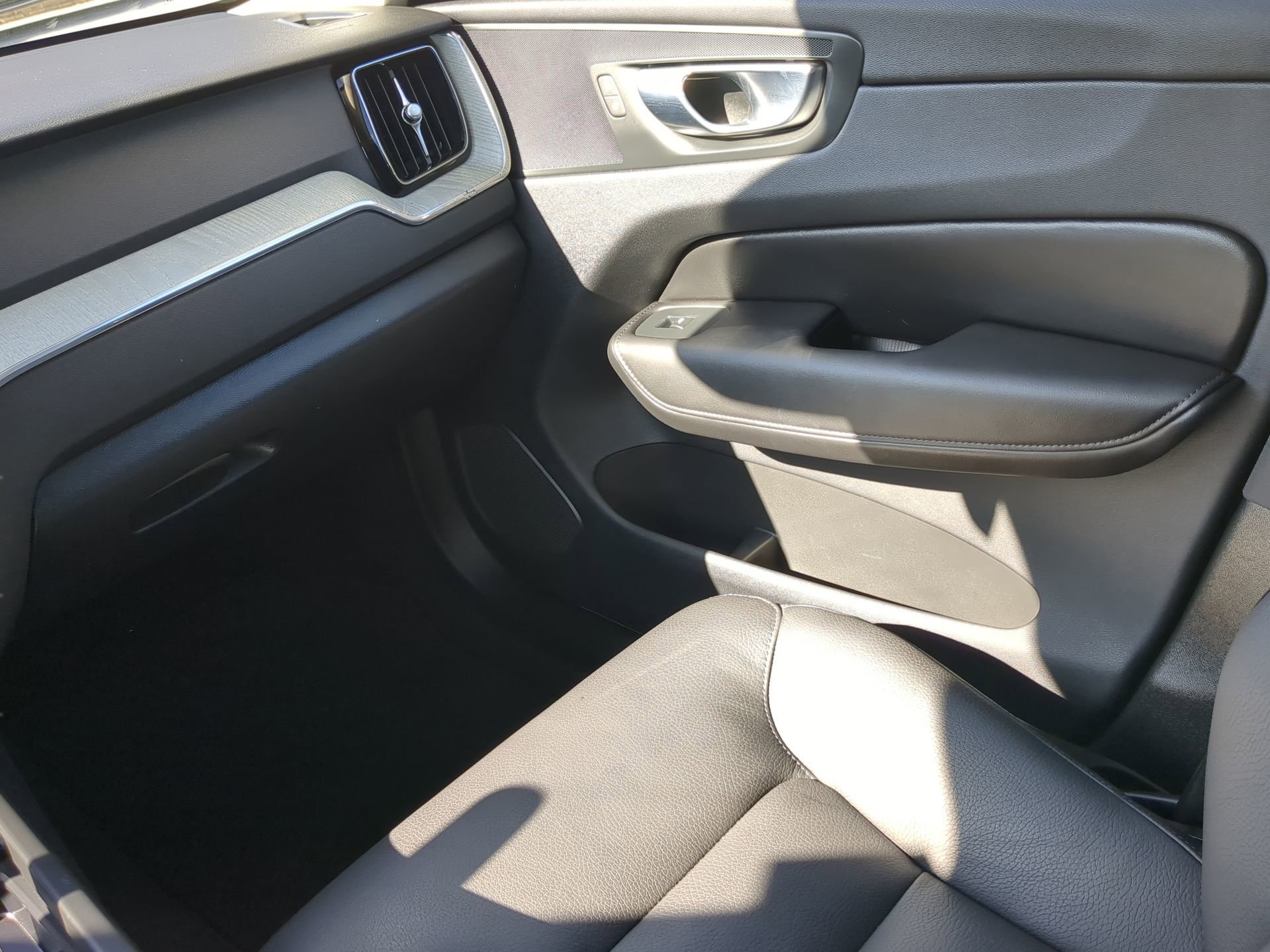 Used 2025 Volvo XC60 B5 Plus image 45