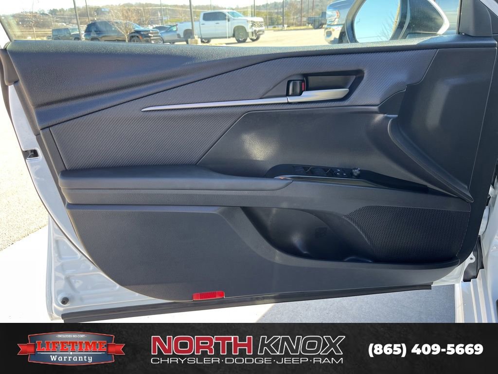 Used 2025 Toyota Camry SE image 5