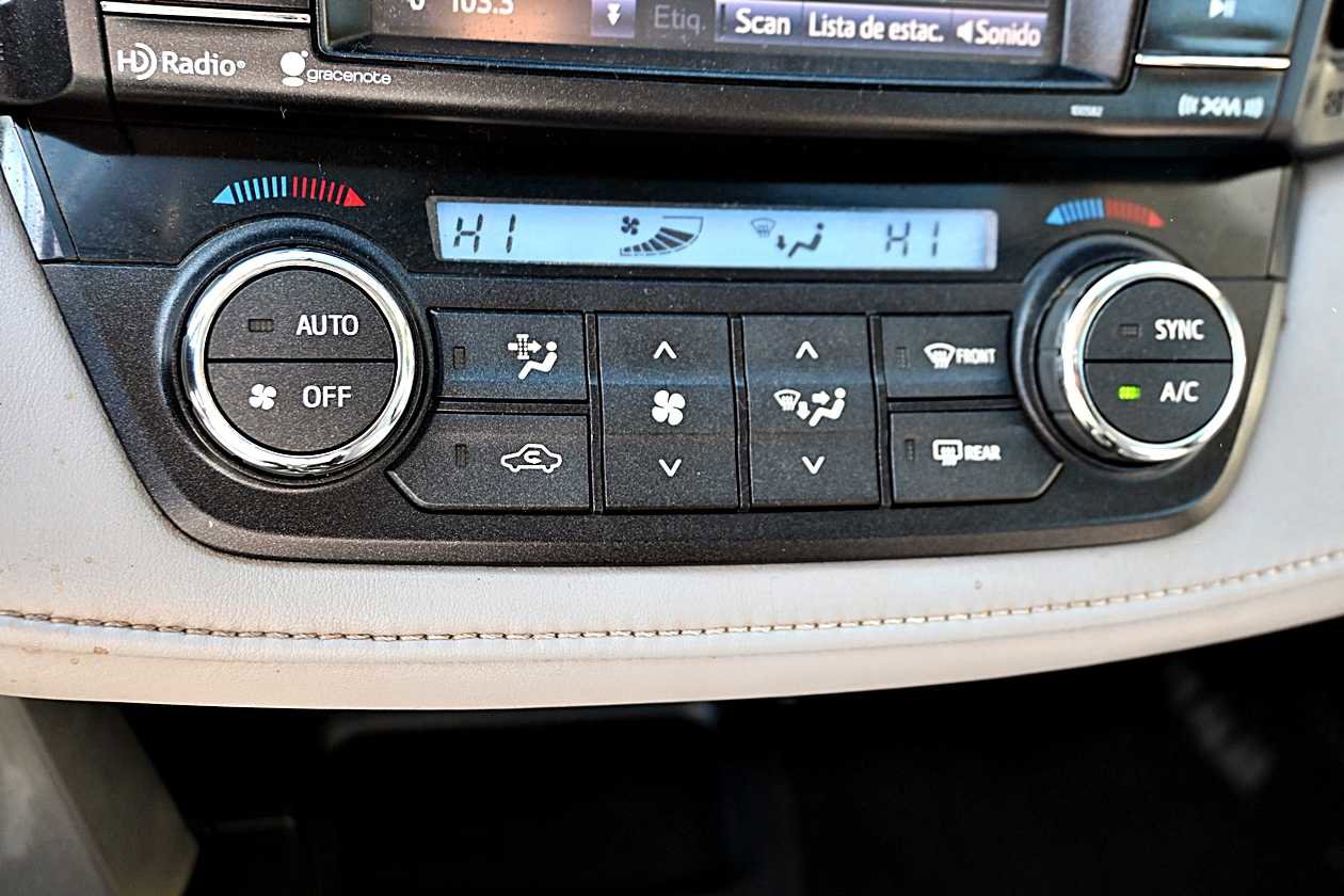 Used 2016 Toyota RAV4 XLE AWD/4WD image 25
