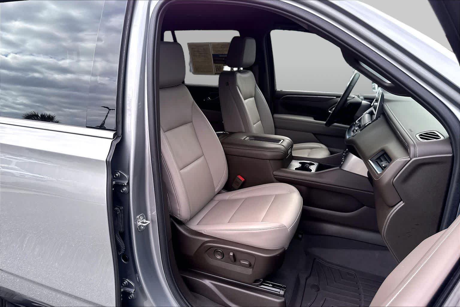Used 2024 Chevrolet Tahoe LT w/ Luxury Package RWD image 8