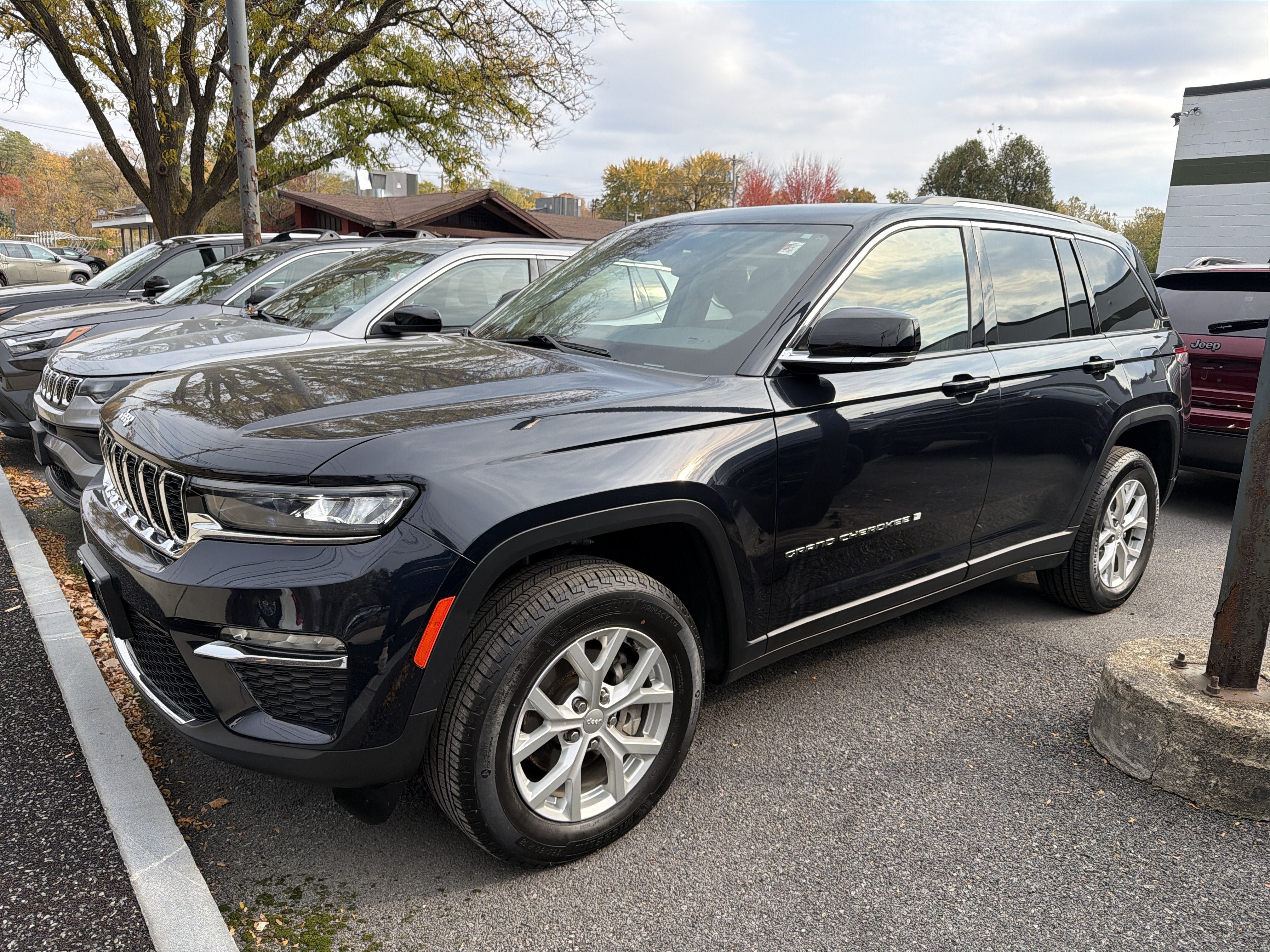 Used 2023 Jeep Grand Cherokee Limited AWD/4WD image 4