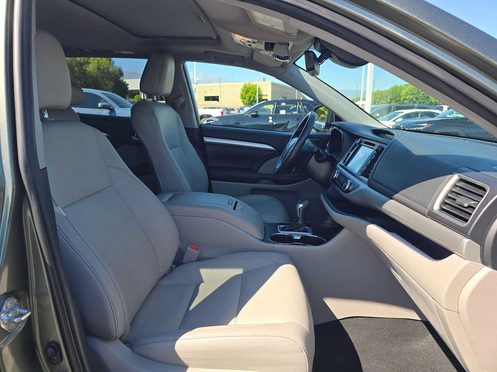 Certified 2019 Toyota Highlander XLE w/ Carpet Mat Package (TMS) AWD/4WD image 10