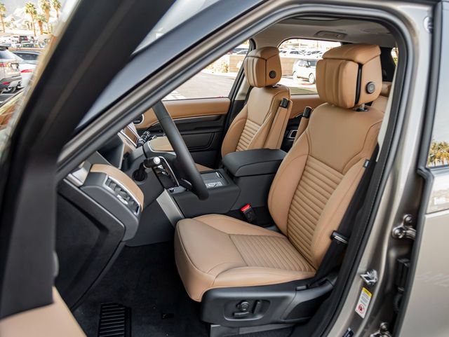Certified 2025 Land Rover Discovery Metropolitan Edition AWD/4WD image 13